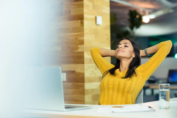 Femme d'affaires au repos dans le bureau — Photo