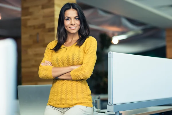 Lächelnde Geschäftsfrau mit verschränkten Armen — Stockfoto