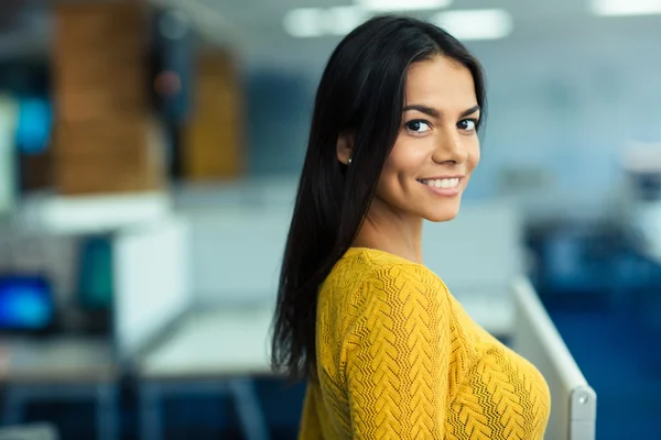 Porträtt av leende charmiga affärskvinna — Stockfoto