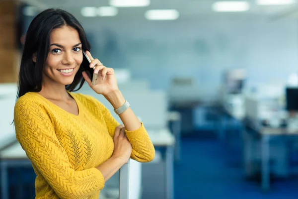 Affärskvinna pratar i telefon — Stockfoto