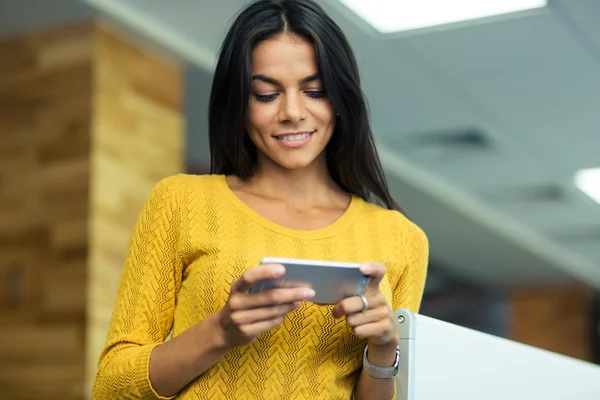 Donna d'affari che utilizza Smartphone in ufficio — Foto Stock