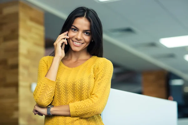 Zâmbind o femeie de afaceri vorbind la telefon — Fotografie, imagine de stoc