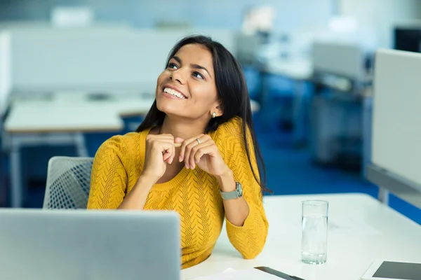 Empresaria sentada en su lugar de trabajo en la oficina — Foto de Stock