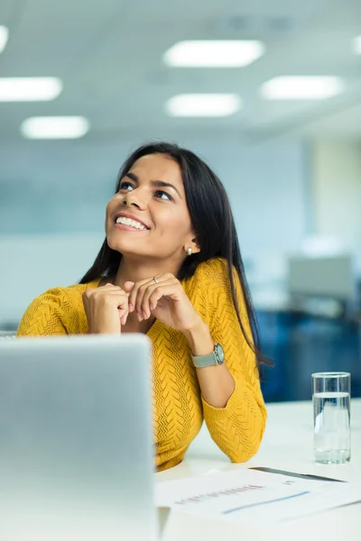 Geschäftsfrau sitzt an ihrem Arbeitsplatz — Stockfoto