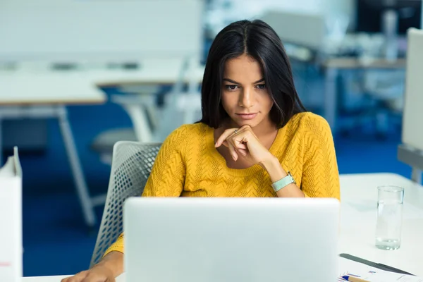 Бізнес-леді в светрі з використанням ноутбука — стокове фото