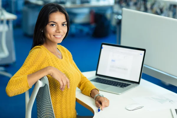 Mujer de negocios alegre sentado a la mesa con el ordenador portátil —  Fotos de Stock