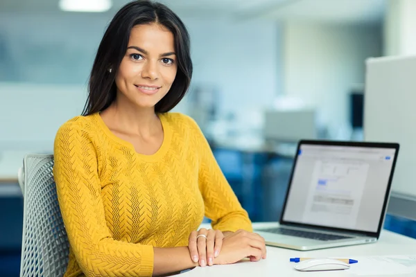 Casual businesswoman sitting at her workplac — Stock Photo, Image