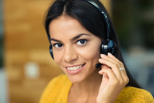 Mulher de negócios com fones de ouvido — Fotografia de Stock