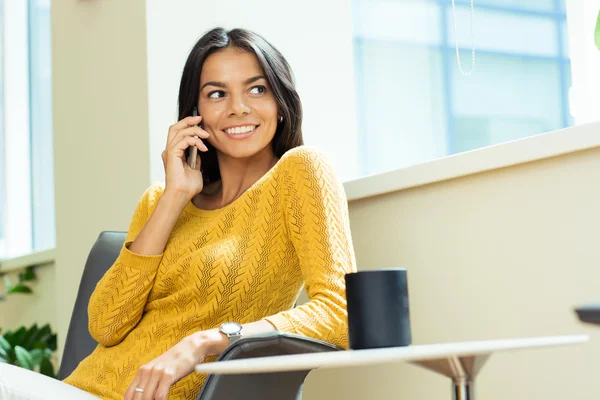 Усміхнена бізнес-леді розмовляє по телефону — стокове фото