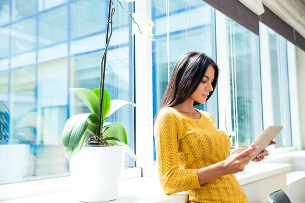 Mujer de negocios que utiliza la tableta en la oficina —  Fotos de Stock