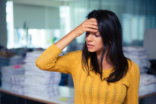 Empresaria con dolor de cabeza en la oficina —  Fotos de Stock