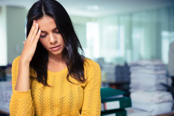 Porträtt av en trött casual affärskvinna — Stockfoto