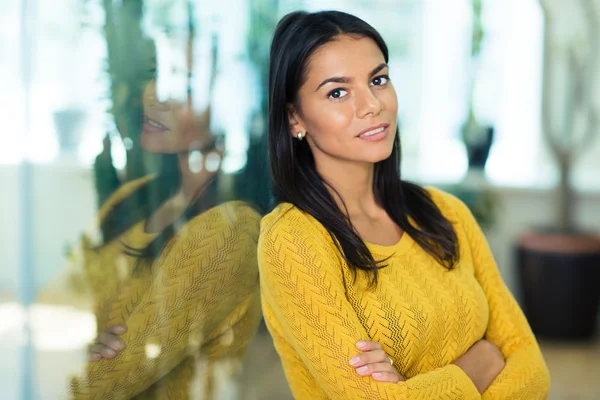 Femme d'affaires debout avec les bras croisés — Photo