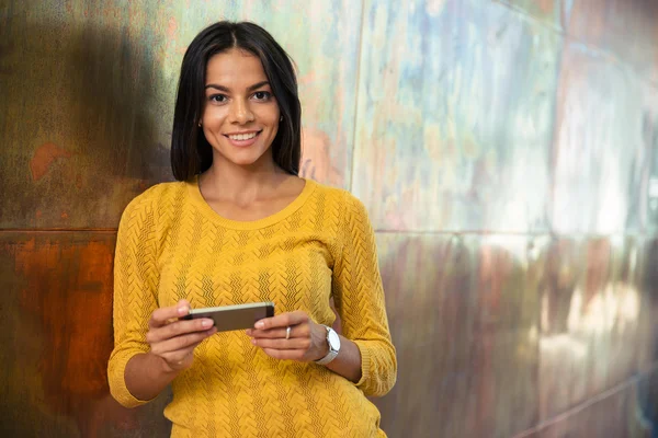 Femme d'affaires souriante utilisant un smartphone — Photo