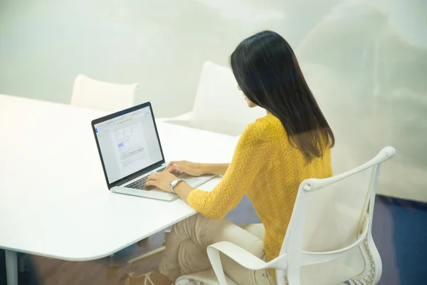 Affärskvinna Arbeta på laptop i Office — Stockfoto