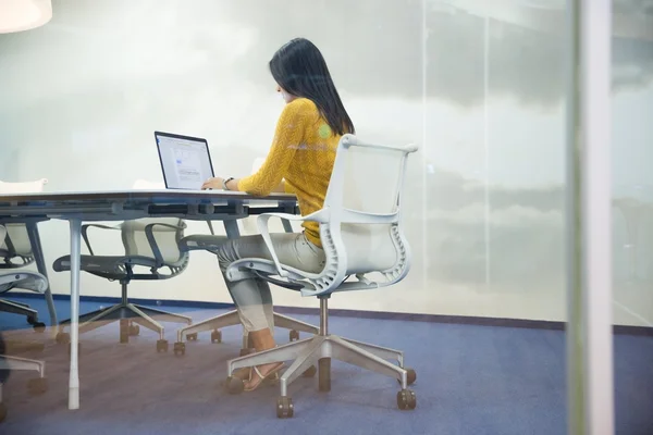 Zakenvrouw Werken op Laptop in Office — Stockfoto