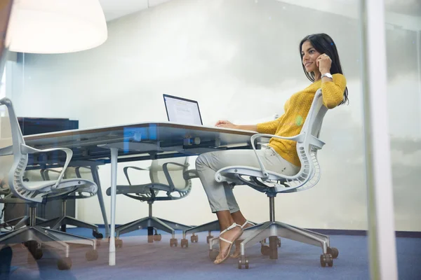 Affärskvinna pratar i telefon på kontoret — Stockfoto