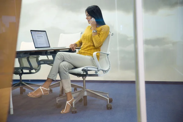 Empresaria hablando por teléfono en su lugar de trabajo en la oficina — Foto de Stock