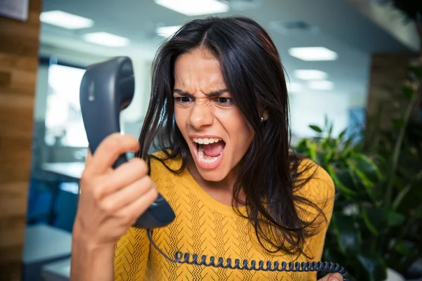 Mulher de negócios irritada gritando no telefone — Fotografia de Stock