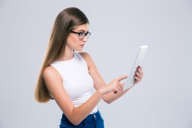 Kadın genç tablet bilgisayar kullanarak