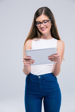 Mutlu kadın genç tablet bilgisayar kullanarak 