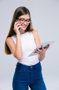 Evet ve tablet bilgisayarı kullanan kadın genç