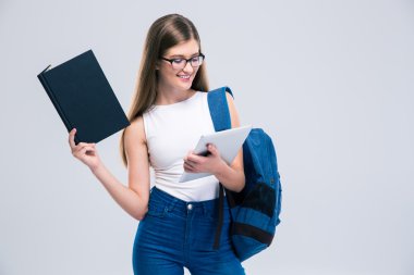 Kadın genç tablet bilgisayar kullanarak