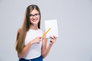 Gülümseyen kadın boş defter gösterilen  