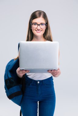 Gülümseyen kadın laptop ile ayakta