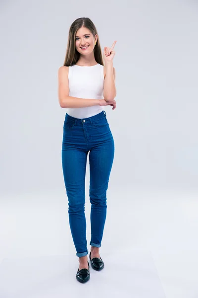 Sorrindo adolescente apontando o dedo para cima — Fotografia de Stock