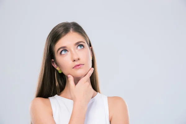 Retrato de una adolescente pensativa mirando hacia arriba —  Fotos de Stock