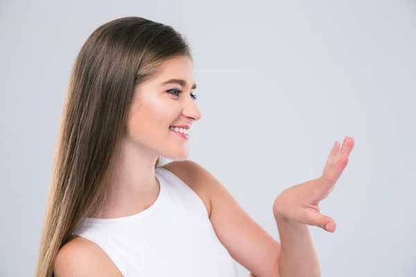 Sorrindo adolescente olhando para suas unhas — Fotografia de Stock