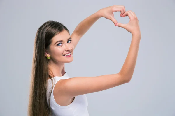 Ženské teenager ukazující srdce gesto s prsty — Stock fotografie