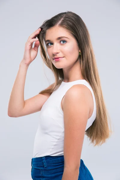 Glückliche weibliche Teenager berühren ihre Haare — Stockfoto