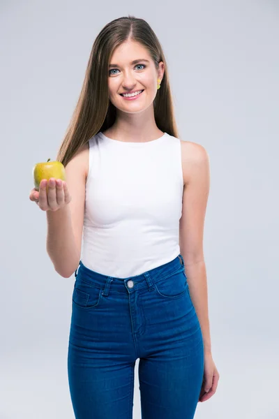 Retrato de uma adolescente sorridente segurando maçã — Fotografia de Stock