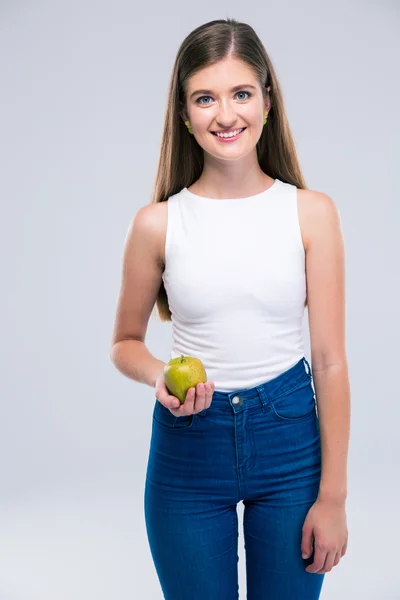 Feliz adolescente segurando maçã — Fotografia de Stock