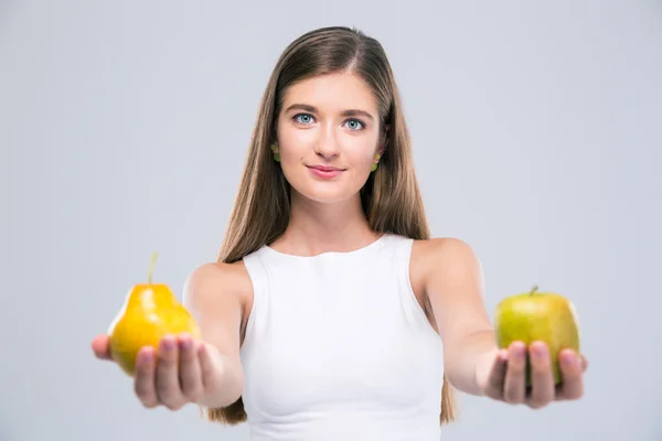 Kobiece nastolatek gospodarstwa jabłoni i grusz — Zdjęcie stockowe