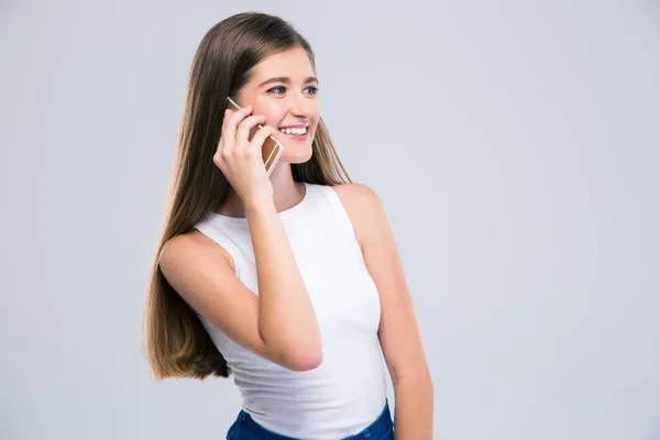 Ευτυχισμένη γυναίκα έφηβος μιλώντας στο τηλέφωνο — Φωτογραφία Αρχείου