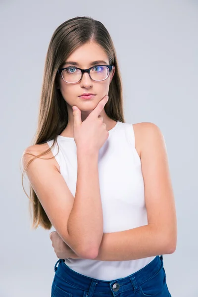 Retrato de uma menina pensativa em óculos — Fotografia de Stock