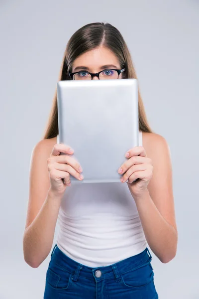 Adolescente femenina cubriendo su cara con tableta —  Fotos de Stock