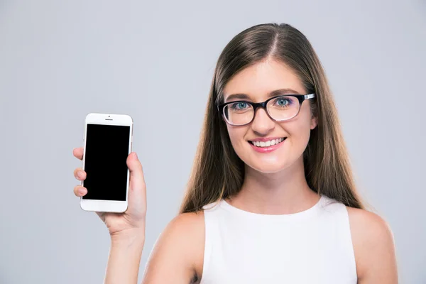 Kvinnliga tonåring i glasögon visar tom smartphone skärmen — Stockfoto