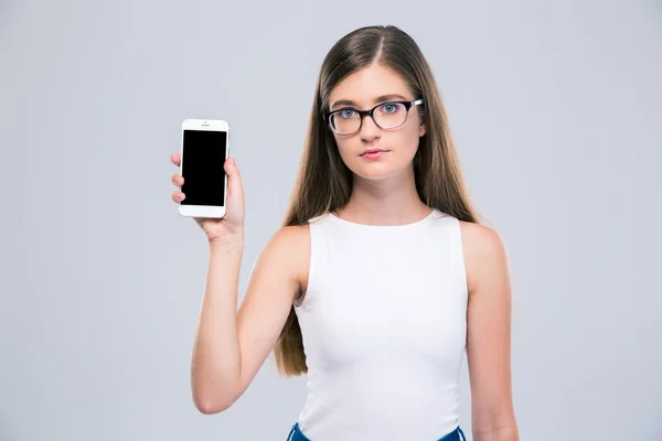 Kobiece nastolatek okulary Wyświetlono puste smartphone ekran i — Zdjęcie stockowe