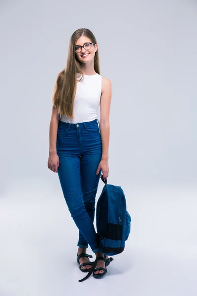 Retrato de comprimento total de uma menina feliz segurando mochila — Fotografia de Stock