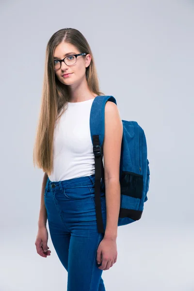 Sırt çantası ile sevimli bir kadın genç portresi — Stok fotoğraf
