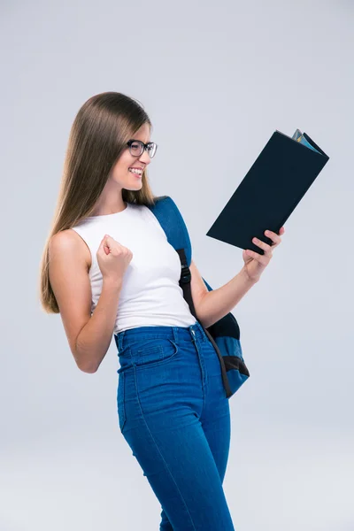 Vrolijke vrouwelijke tiener leesboek — Stockfoto