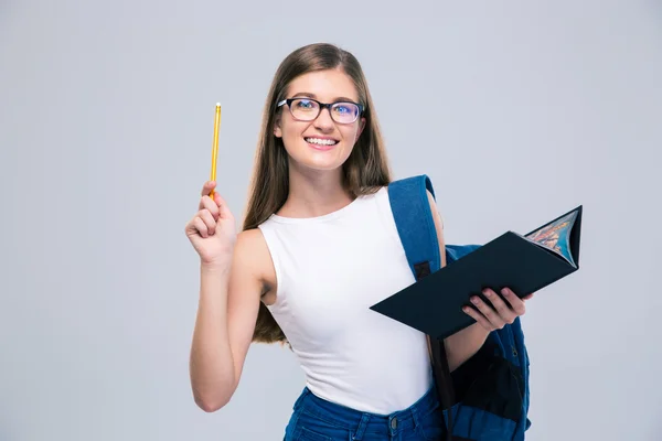 Teenager mit Buch und Bleistift — Stockfoto