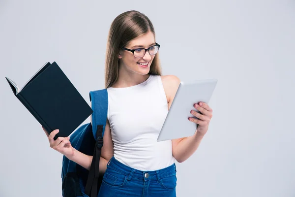 Kvinnliga tonåring använder Tablet PC: n — Stockfoto