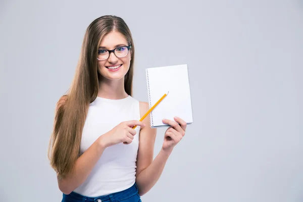 Lachende vrouwelijke tiener weergegeven: lege notebook — Stockfoto