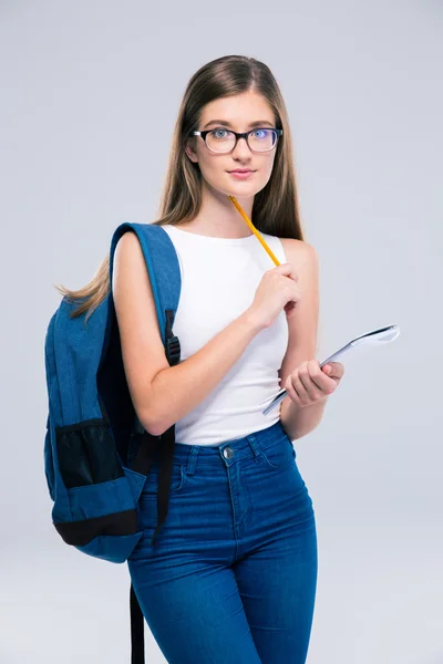 Adolescente con mochila sosteniendo lápiz y cuaderno —  Fotos de Stock