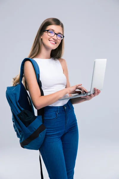 Retrato de una adolescente feliz usando un portátil — Foto de Stock